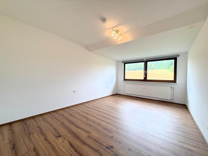 Hochwertige 3 Zimmer Wohnung mit großer Dachterasse inkl. EBK + Stellplatz - ab sofort verfügbar – Zimmer2