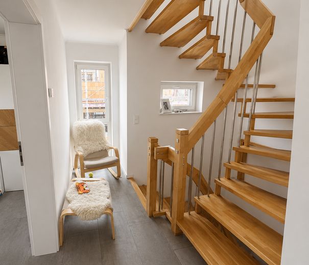 Elegancki nowy dom rodzinny w Hochheim | 156 m² | 6 pokoi | Ogród i taras na dachu – Flur & Treppe