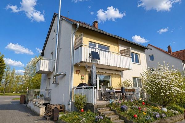 Move in yourself and secure returns: Multi-family house with ongoing income and a vacant unit