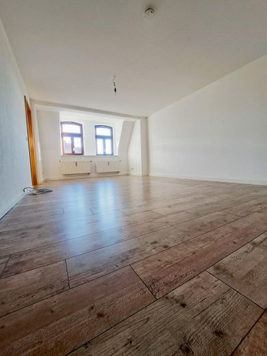 Angebotspreis - Gemütliche 3-Raum-Wohnung mit Balkon in der Südstadt – Wohnzimmer