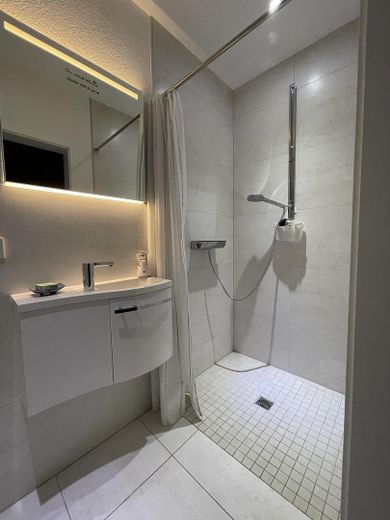 KfW40 Einfamilienhaus, 9Kw-PV-Anlage, Wärmepumpe LWZ 304 Sol – Gäste-Dusche -EG