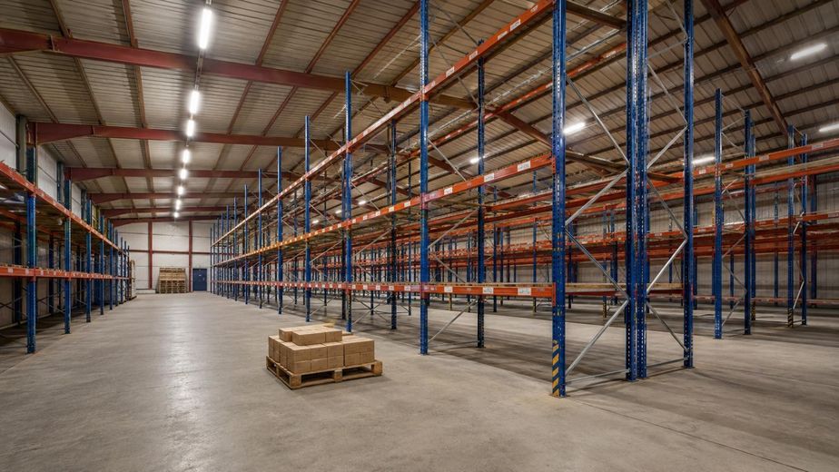 Nave de almacén y logística – 500 hasta 2.000 m² de superficie de almacenamiento con estanterías para palés y rampas de carga – Foto 1
