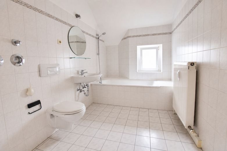 Gemütliche, helle 6-Raum-Wohnung mit Fernblick & modernem Bad auf dem schönen Kaßberg – Bad 2