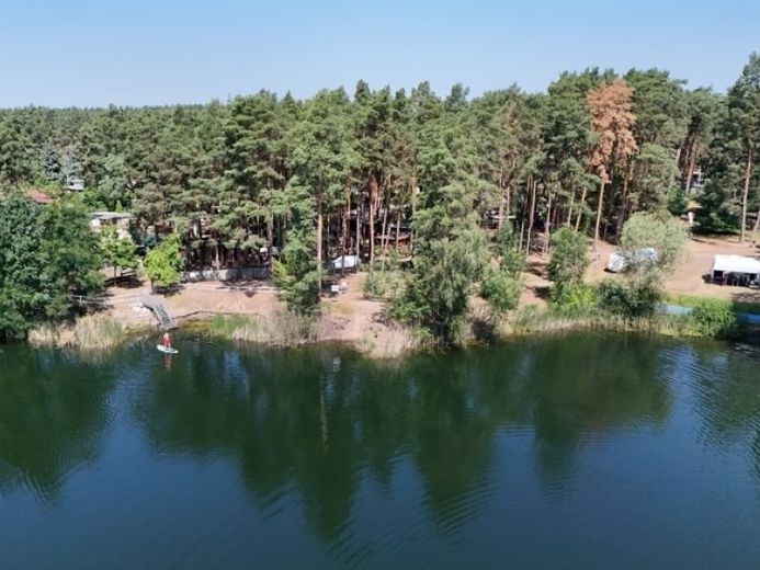 Naturalne pole kempingowe z 290 miejscami postojowymi w idyllicznym położeniu nad jeziorem i dużym potencjałem – Zdjęcie 1