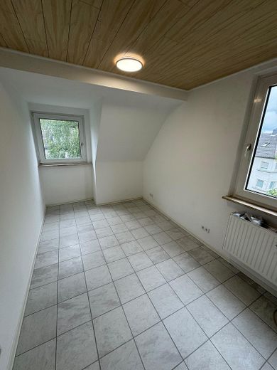 Attraente appartamento di 3 locali appena ristrutturato in un condominio ben tenuto – Kinder-, Arbeitszimmer