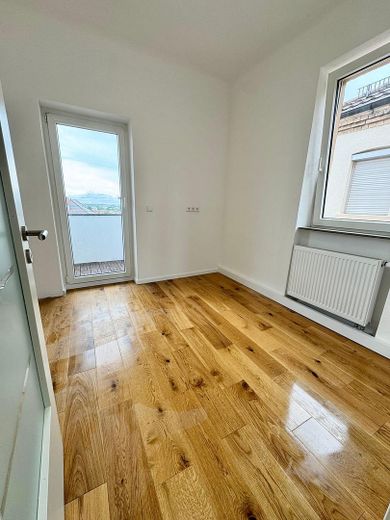 Primera ocupación tras la renovación en Stuttgart Este – Küche mit Balkon