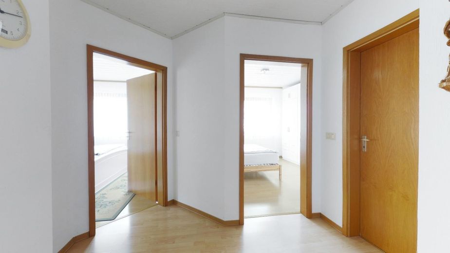 Groot een- tot tweegeneratiehuis met balkon, terras en garage – Flur 1. OG