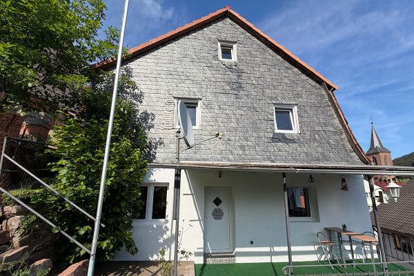Bezugsfertiges Einfamilienhaus/ Ferienhaus mit neuer Heizung/Dach/Fenster/Strom etc... Über 7% Rendite möglich!