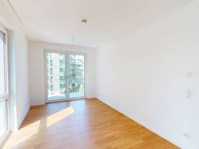Moderne 2-Zimmer-Wohnung mit 2 Balkonen und EBK in 'Ferdinand's Garden' – Ansicht III: Wohnzimmer mit o…