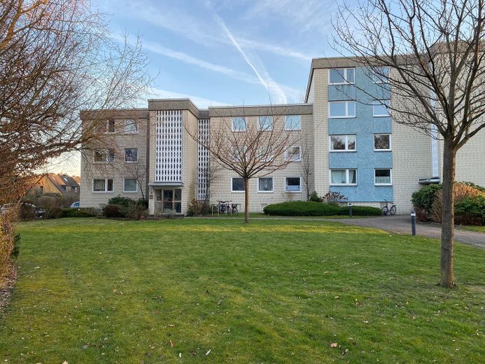 Großzügige 4-Zi.-Whg. (2 2/2 Zi.) mit Balkon/Südlage ; auf großem Grundstück ; provisionsfrei – Blick von Straße -> Wohnanlage