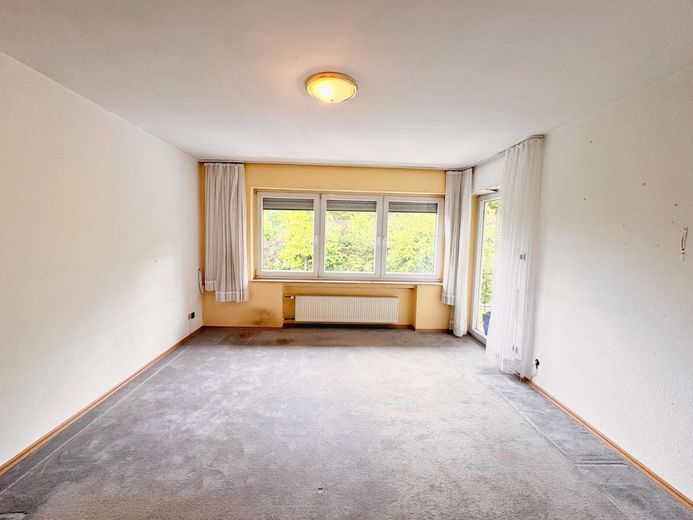 CITYHOUSE: Großzügiges Zweifamilienhaus mit Ausbaupotenzial, Garten &amp; 3 Garagen – Schlafzimmer mit Balkonzugang