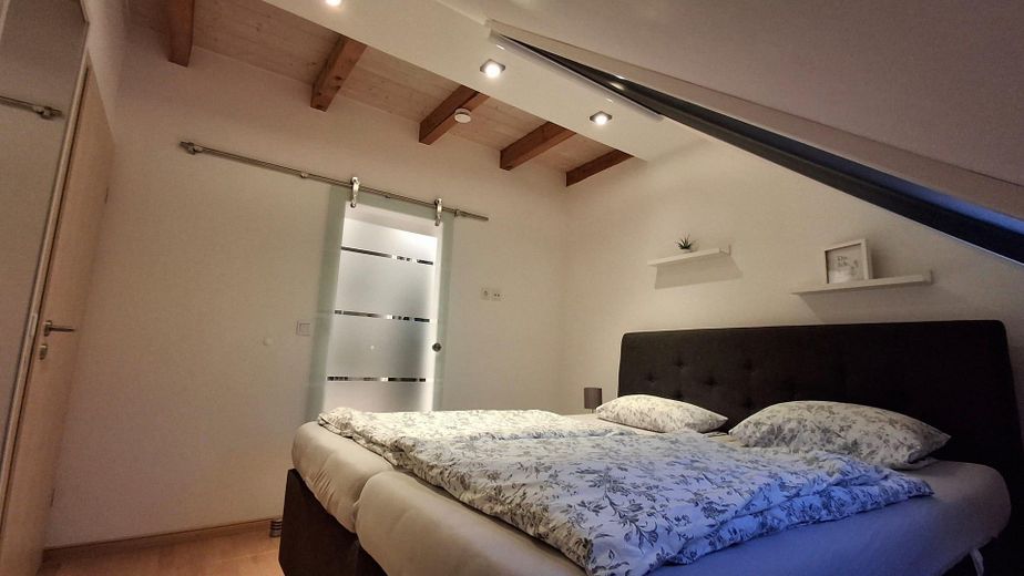 Schlafzimmer mit Ankleideraum