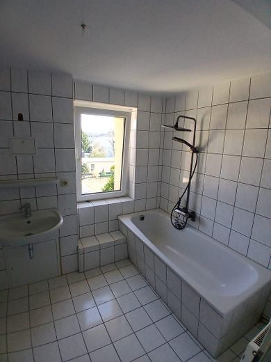 Schöne 4-Zimmerwohnung zentral gelegen zu vermieten – Bad Bild 1