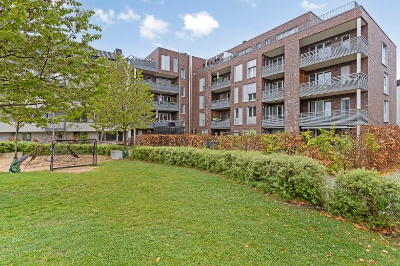 Drei-Zimmer-Gartenwohnung mit Einbauküche in hochwertiger Wohnanlage / Erstbezug nach Sanierung – Innenhof
