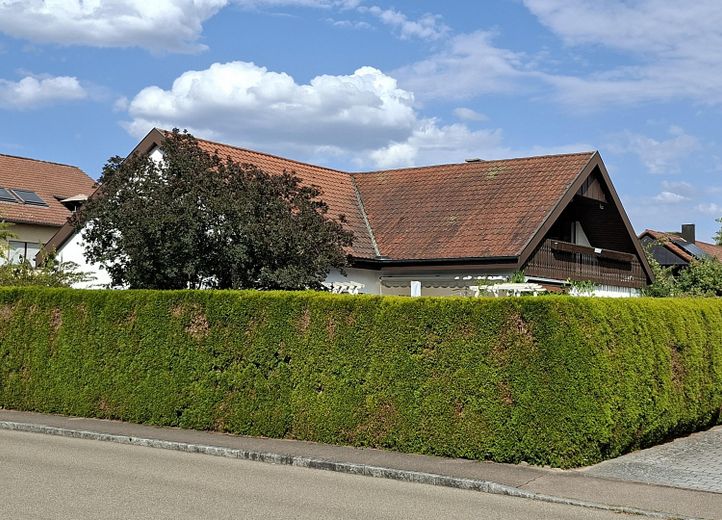 Sehr gepflegtes Zweifamilienwohnhaus in ruhige Wohnlage mit großem, sonnigem Gartengrundstück – Außenansicht
