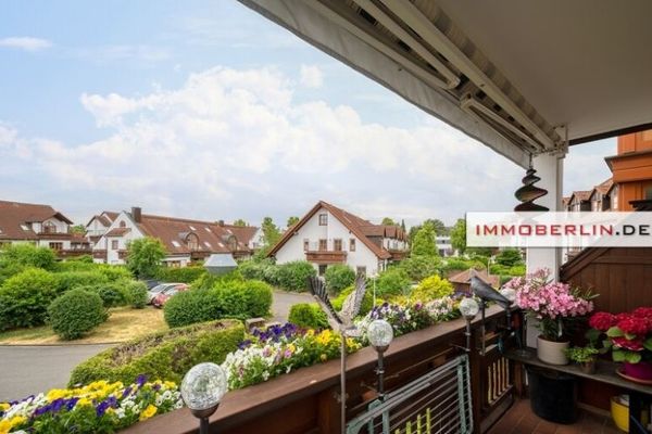 IMMOBERLIN.DE - Attraktive Wohnung mit Sonnenbalkon & Tiefgaragenplatz im Berliner Speckgürtel
