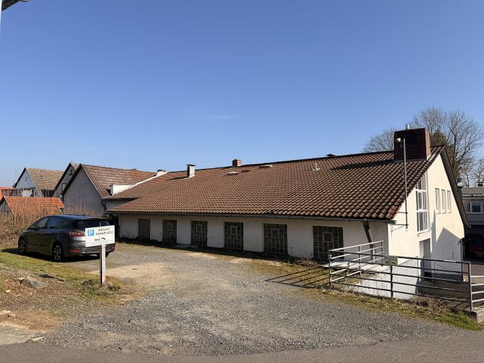 Rückansicht mit Parkplätzen