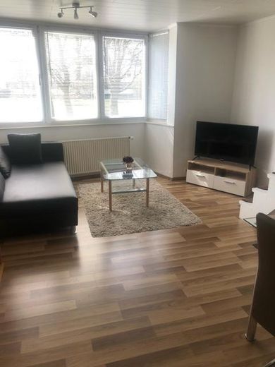 Möblierte komfortable 2,5 Zi. Wohnung EG “zentral und doch ruhig“ – Wohnen