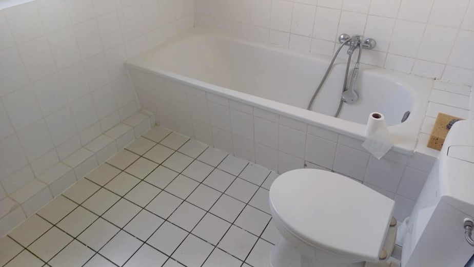 Gepflegte 2-Zimmer-Wohnung mit Balkon in Bremerhaven – Badezimmer