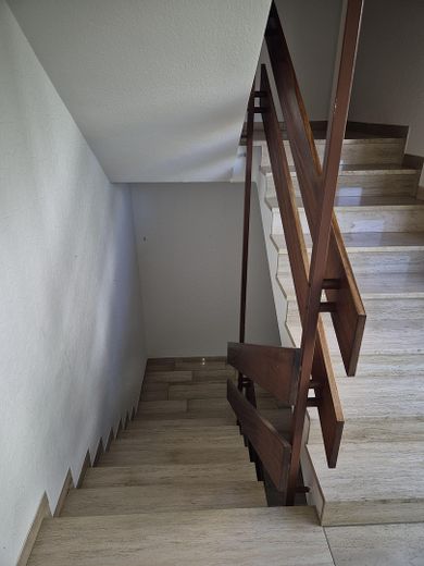 Einfamilienhaus mit Einliegerwohnung, Wintergarten, Garage und Gartenparadies auf 708 m2 – Treppenaufgang EG/OG