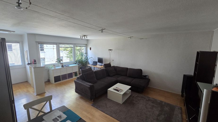 Vivienda moderna en Unterbilk: elegante apartamento con plaza de garaje subterráneo. – Wohnbereich mit Platz für eine