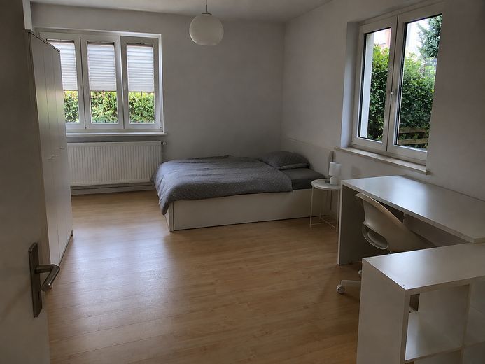 Möbliertes 18 m² WG-Zimmer mit Balkon in Kamp-Lintfort – Zimmer