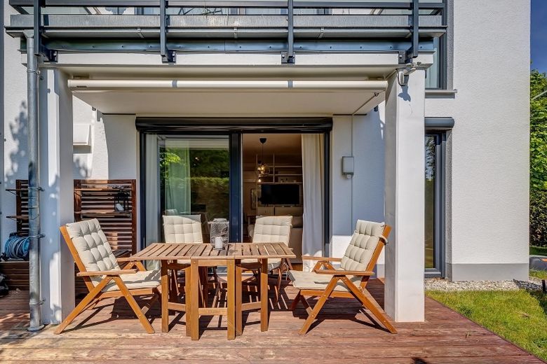 Hochwertige, möblierte Gartenwohnung – Terrasse
