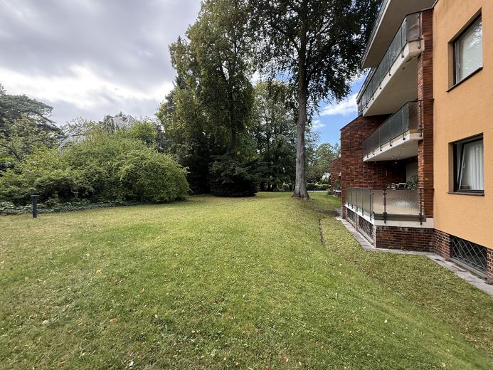 Grunewald 4 odalı daire, ayrıca bahçe, havuz ve garajlı suterre katı – Garten Blick 2
