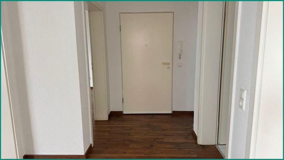DREIFAMILIENHAUS IM STADTZENTRUM VON REMSCHEID - 2 WOHNEINHEITEN VERMIETET - MÖGLICHKEIT ZUM EIGENNUTZ – Flur der Wohnung im Erdgeschoss