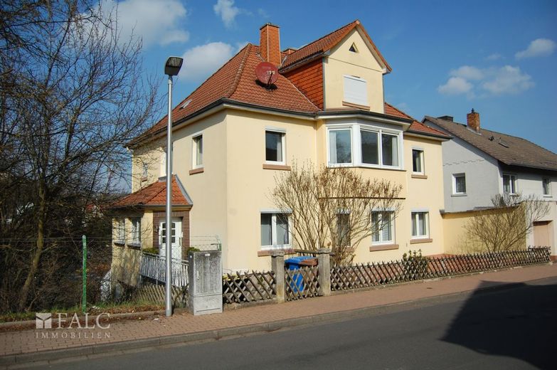 +++Stadtvilla mit 3 Wohneinheiten und großem Grundstück in zentraler Lage+++ – Hausansicht seitlich links