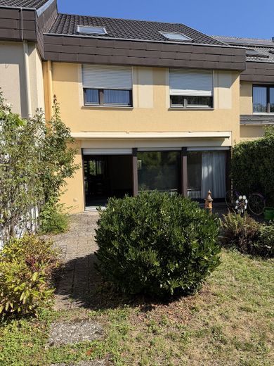 No commission! Prime location! Terraced house with expansion potential, energy rating B – Rückseite mit Terrasse