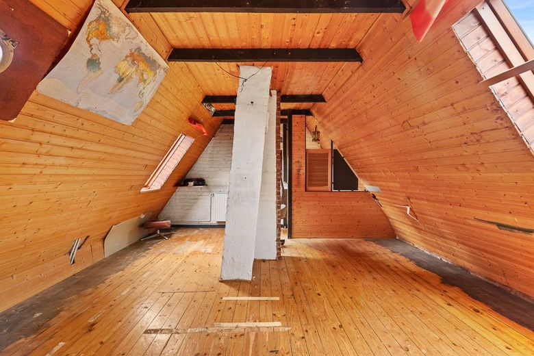 Sanierungsbedürftige Doppelhaushälfte mit großzügigem Grundstück und Doppelgarage in HH-Rahlstedt – Dachboden