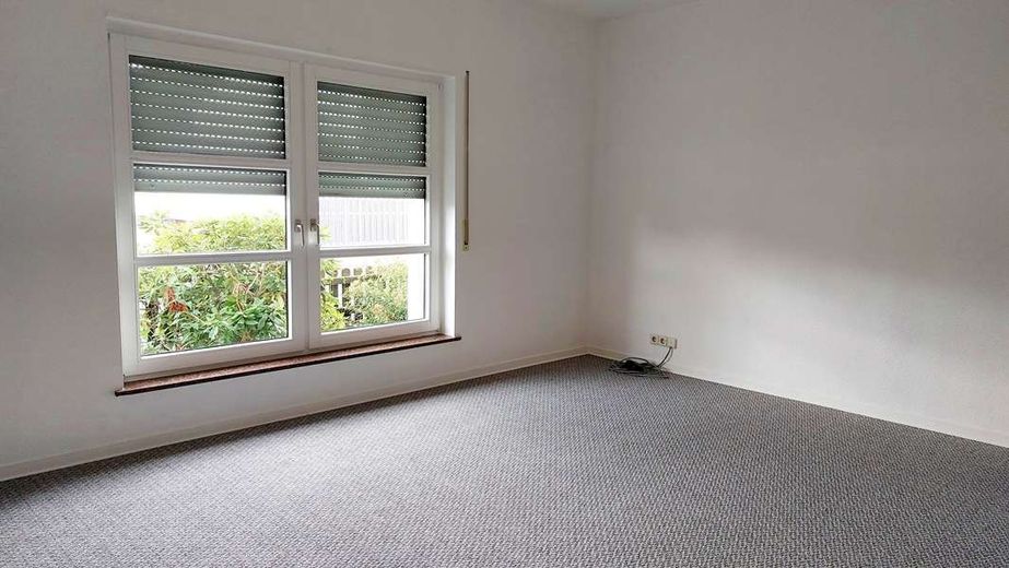 Uetze - Renditeimmobilie - 4-Familienhaus + Doppelhaushälfte + 3 Garagen – Haushälfte EG Schlafen