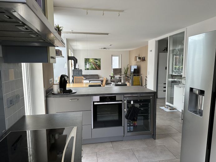 Casa bifamiliare senza provvigioni in posizione eccellente - periferia del paese, giardino, abitazione e eventualmente affitto – Küche, Ess- und Wohnbereich EG