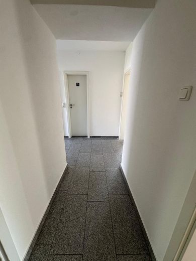 9-room two-family house on a 1080 m² plot, directly beside the railway tracks, 15 minutes by train to Munich – Flur EG