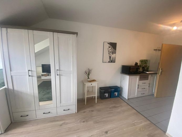 Möblierte 1-Zimmer Wohnung in Speyer Süd – Schrank