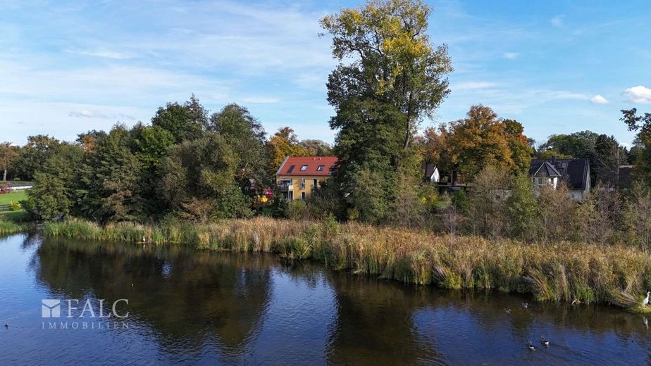 Hausansicht mit See