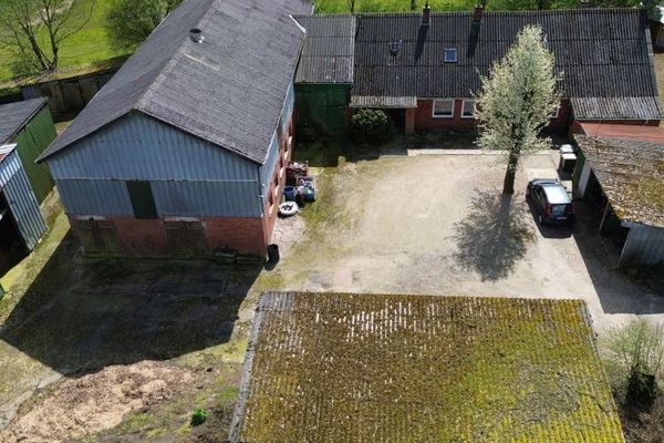 Hofstelle mit 8,9 ha inkl. zwei Baugrundstücken