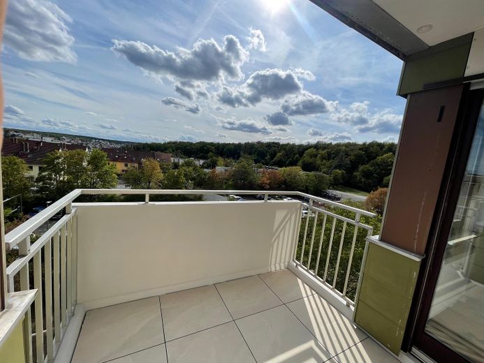 Renovierte 2-Zimmer-Wohnung mit modernem Bad, Balkon, Blick ins Grüne & Aufzug - provisionsfrei – Balkon