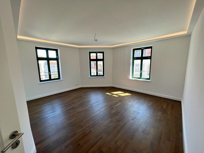 Elegant und luxuriös *dunkles Parkett * Fußbodenheizung * Lichtbänder * Tageslichtbad * Aufzug * – Wohnzimmer über Eck