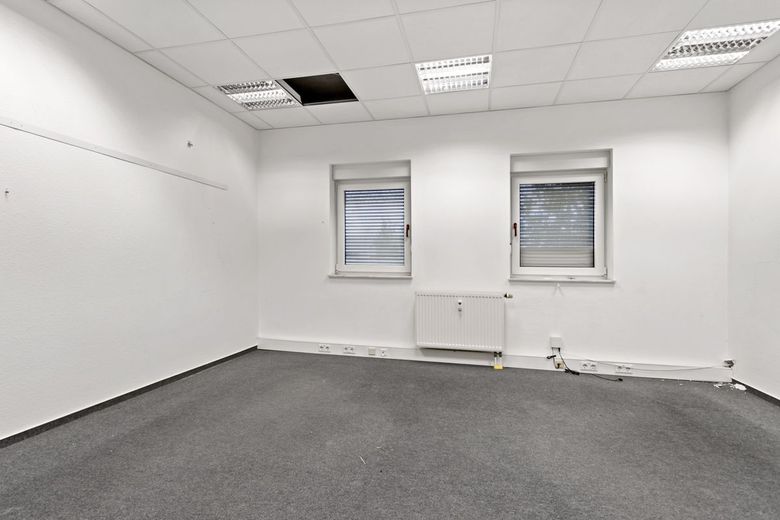 Amplia superficie de oficinas y comercial en Merseburg - ¡aprox. 834 m² divisible en alquiler! – Büro EG
