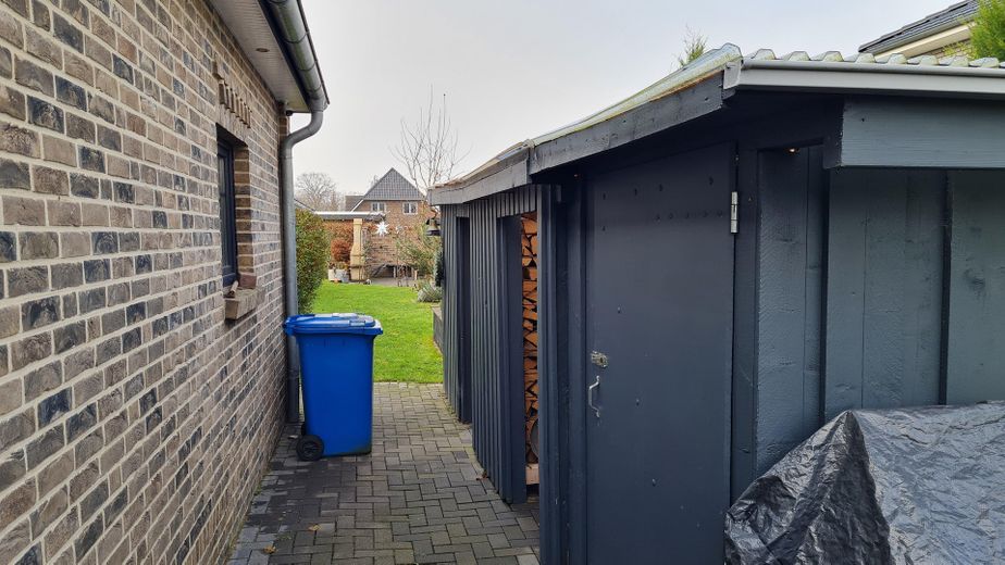 Schuppen und Holzlager