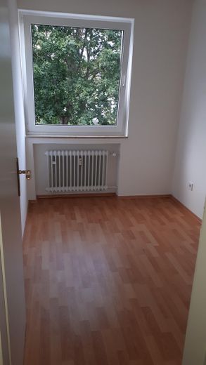 MFH Ratingen Mitte, 14 Wohnungen 790 qm Wfl., 6 Garagen, 3 Stellplätze – Whg. re., Zimmer II