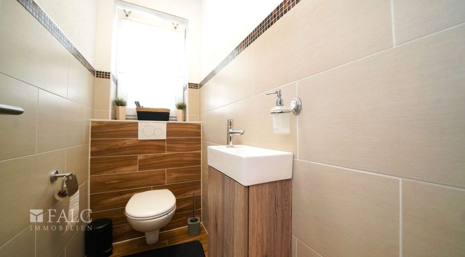 Exklusives Neubau-3-Familienhaus! Effizienz trifft auf hochwertige Wohnqualität! - FALC Immobilien – Modernes sep. WC OG