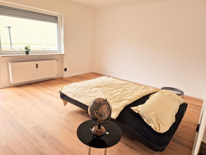 Schlafzimmer (mit Balkon)