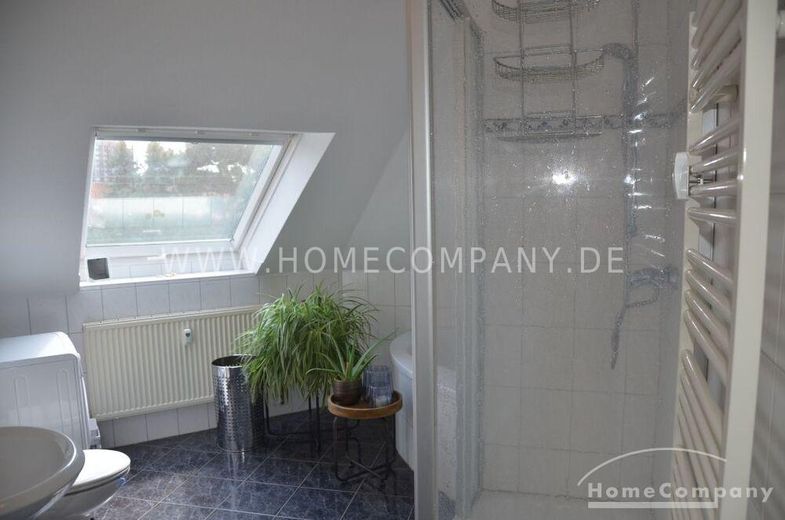 Sehr schöne 2 Zi.-Wohnung im 3. OG mit Dachterrasse. In der Nähe zur Uni, komfortable Wohnung mit KFZ-Stellplatz vor der Tür. – 97bf8f965f6deba07383e0f5284901effdc6ec65.jpg