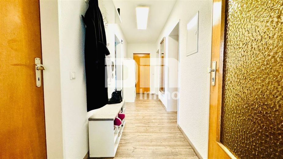 Umfangreich teilsaniertes Dreifamilienhaus mit Garage + PV Anlage und großem Garten – WE2 OG Flur / Diele