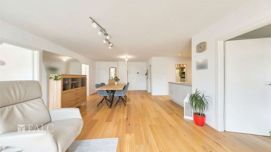 Moderne 4-Zimmer-Wohnung mit Balkon, Aufzug und Tiefgaragenstellplatz – Wohn-_und_Esszimmer