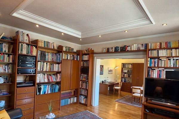 Şehir merkezinde karakterli eski bina ve balkon
