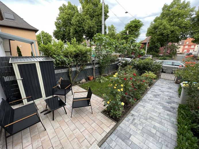 Charmantes Reihenmittelhaus mit Wintergarten, Terrasse &amp; moderner Technik in Mannheim-Herzogenried – Vorgarten